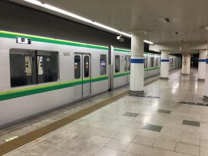 新宿駅に停車中の16000系（小田原側）