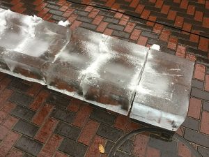 氷のすべり台の残骸
